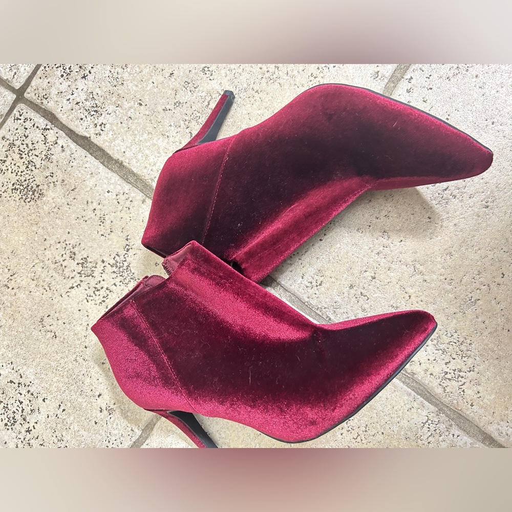 Old Nvay velvet burgundy Ankle Bootties sz 9
